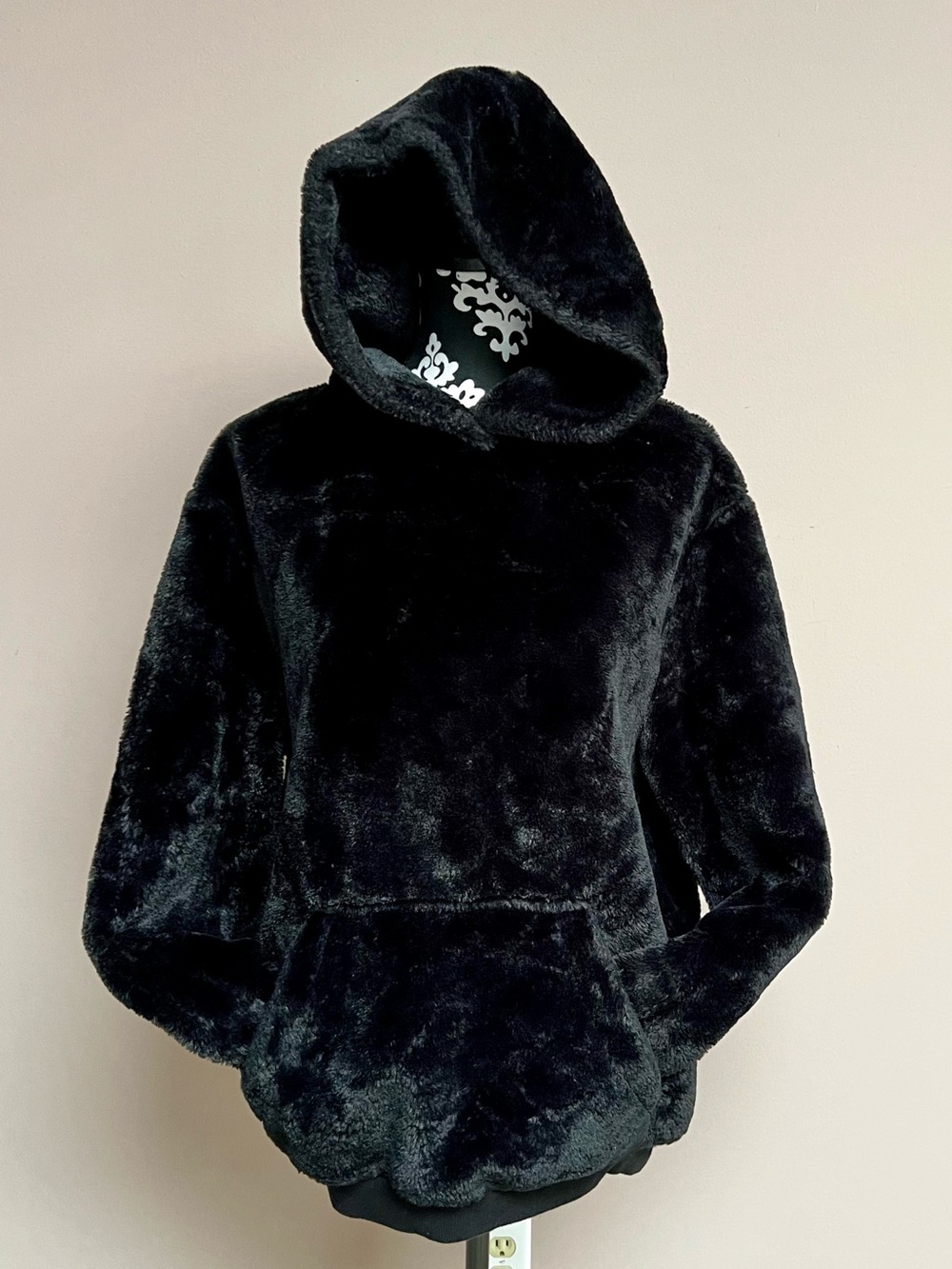 URBAN OUTFITTERS  Black Faux Fur Hoodie Sweatshirt Unisex